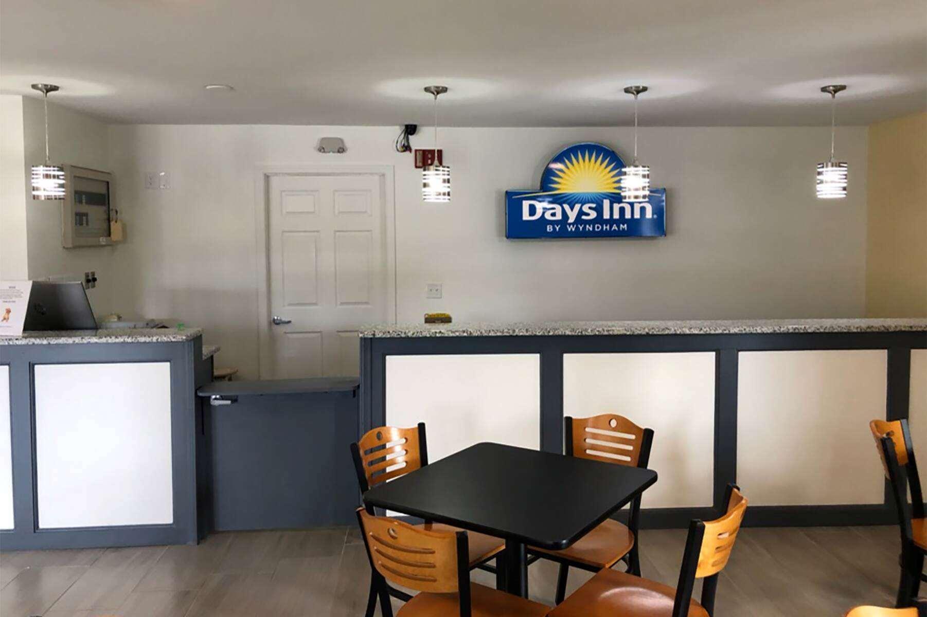 Days Inn By Wyndham Cape Carteret Near Emerald Isle Экстерьер фото