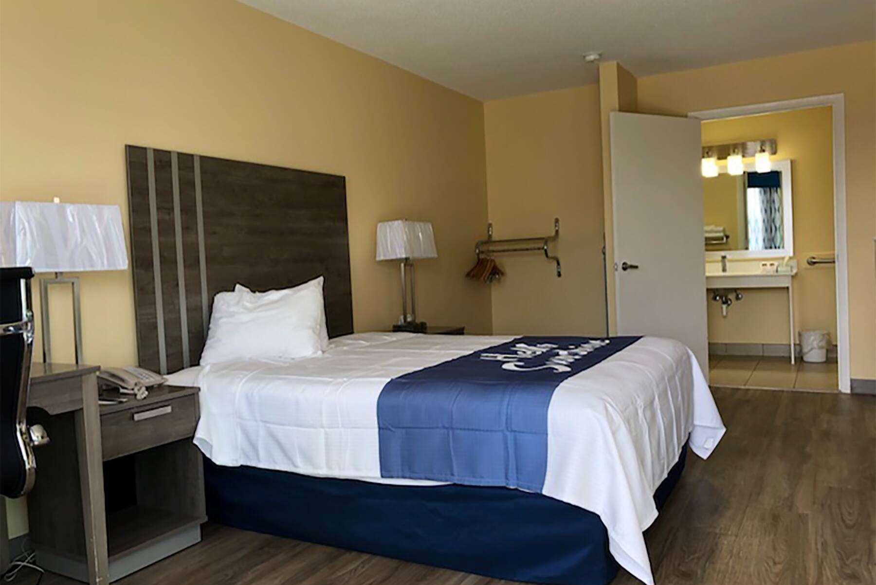 Days Inn By Wyndham Cape Carteret Near Emerald Isle Экстерьер фото